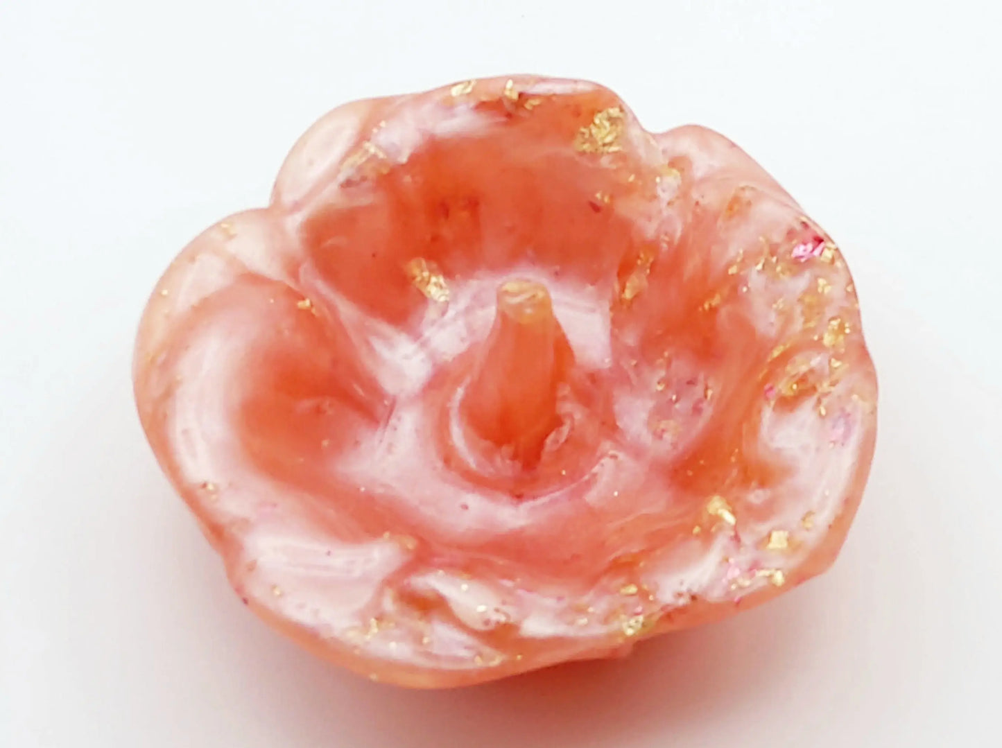 Porte-bagues en résine époxy, rose poudré et feuille d'or. Vue de dessus.
