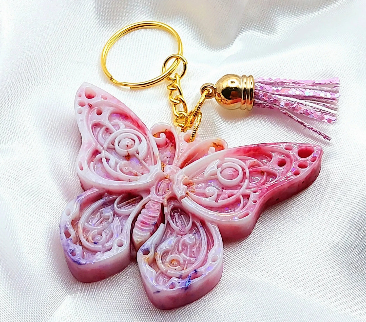 Porte-clés PAPILLON 3D en résine. Blanc, rose et mauve. Pompon gland pailleté. PRETTY RESINE