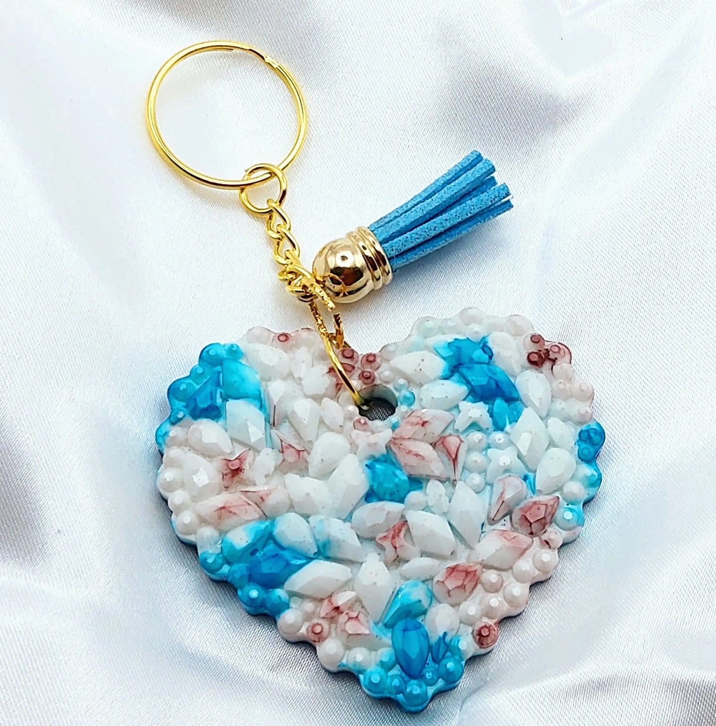 Porte-clés COEUR 3D en résine époxy. Blanc et bleu. Anneau doré. Pompon gland bleu.