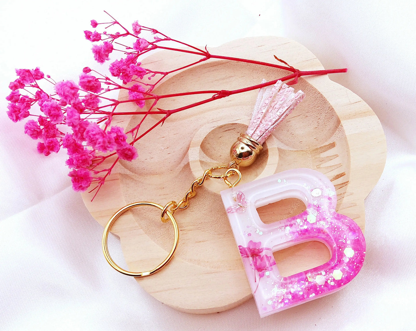 Porte-clés LETTRE B en résine époxy. Fond blanc. Paillettes, fleurs et papillon roses. PRETTY RESINE