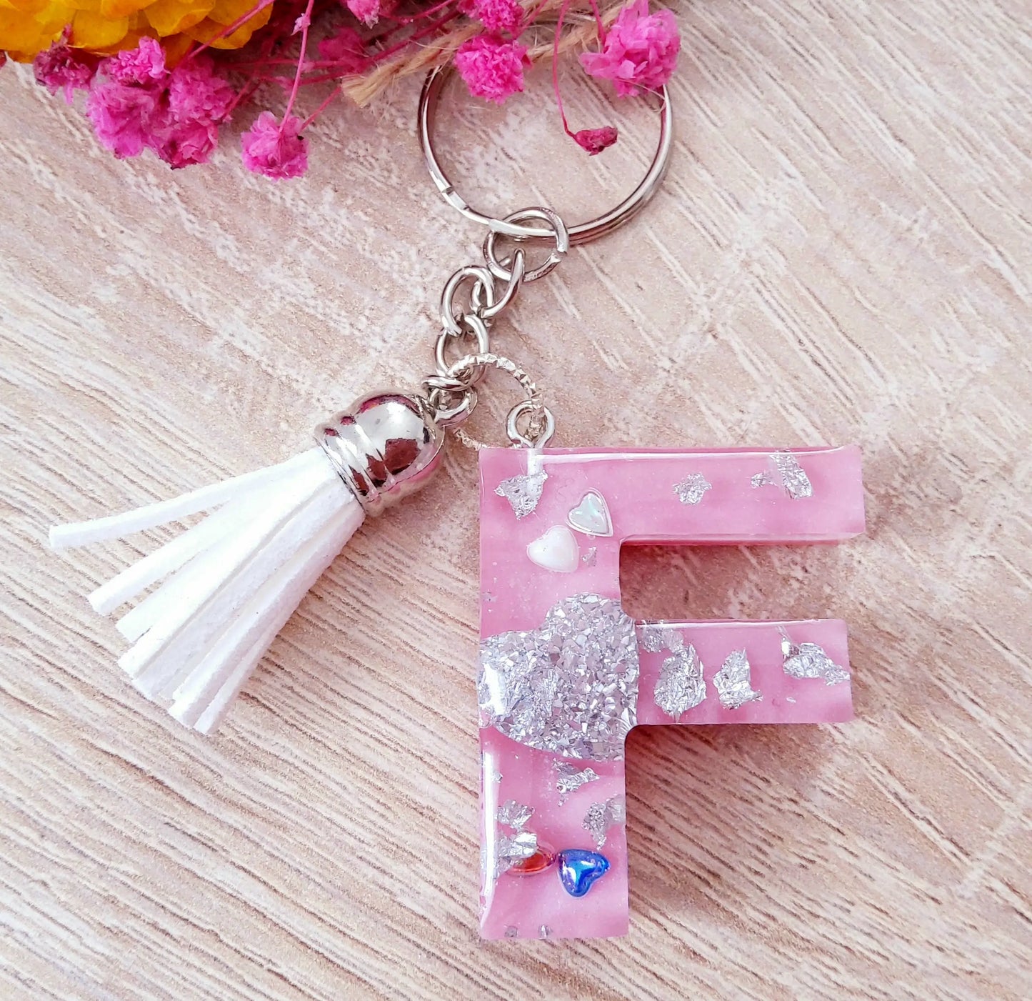 Porte-clés LETTRE F en résine époxy. Rose et argent - PRETTY RESINE