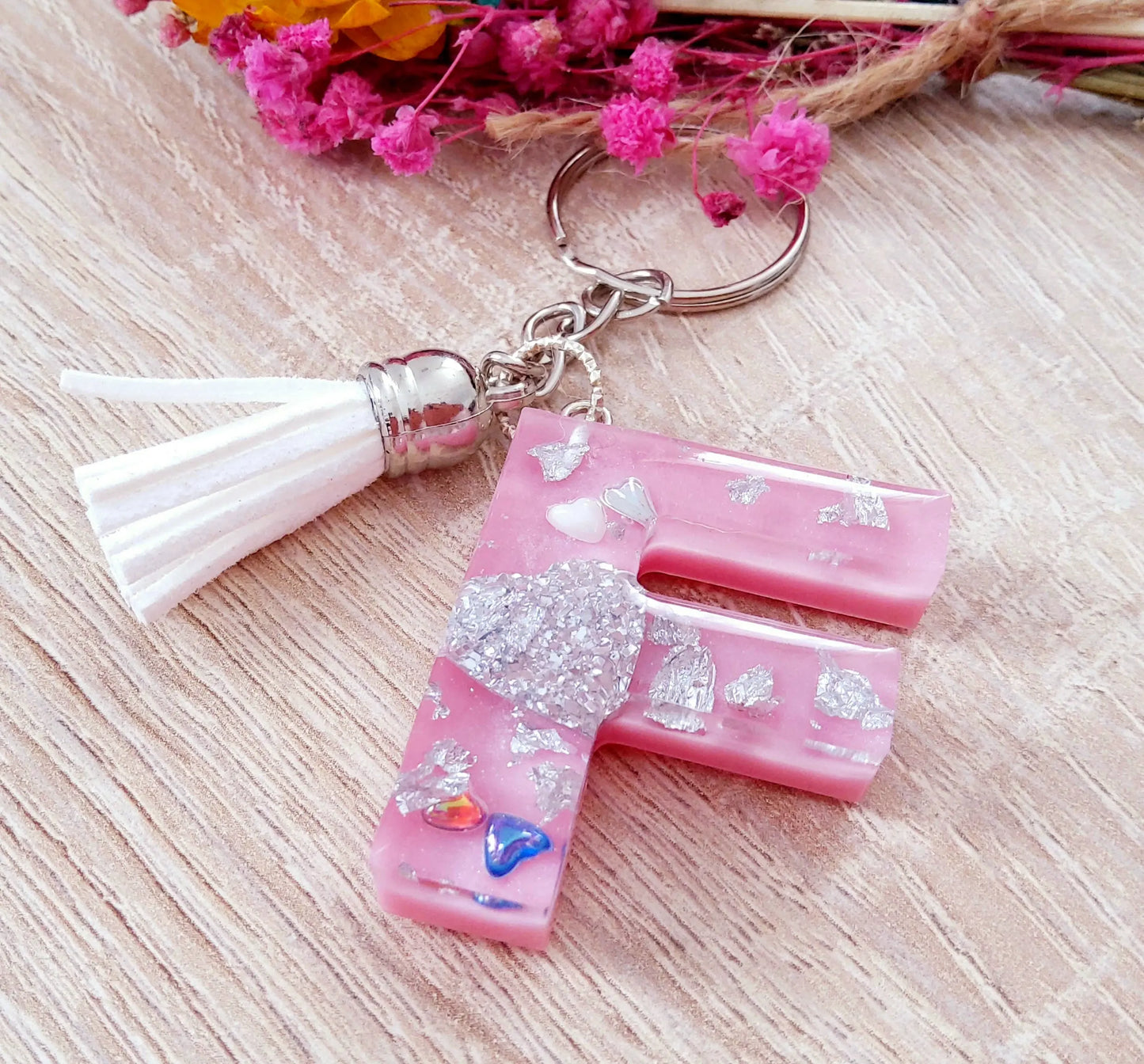 Porte-clés LETTRE F en résine époxy. Rose et argent - PRETTY RESINE