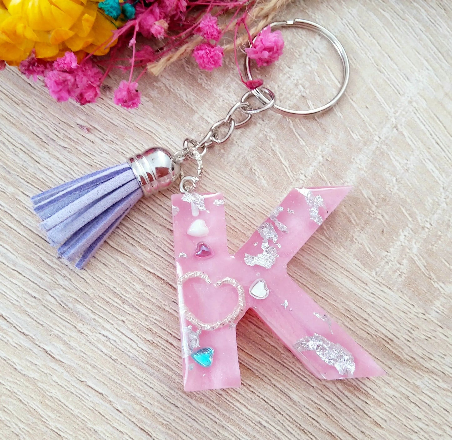 Porte-clés Lettre K en résine époxy. Rose et inserts argentés. Pompon gland mauve. PRETTY RESINE