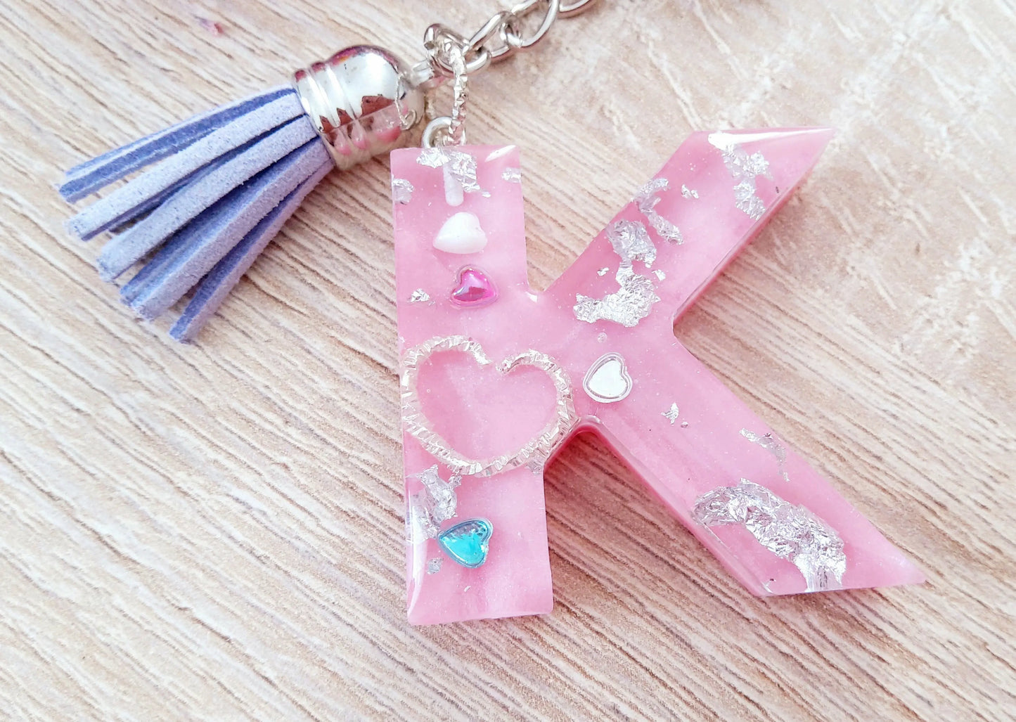 Porte-clés LETTRE K en résine époxy. Rose et argent - PRETTY RESINE