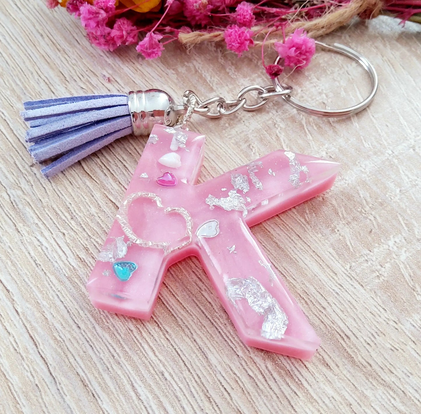 Porte-clés LETTRE K en résine époxy. Rose et argent - PRETTY RESINE