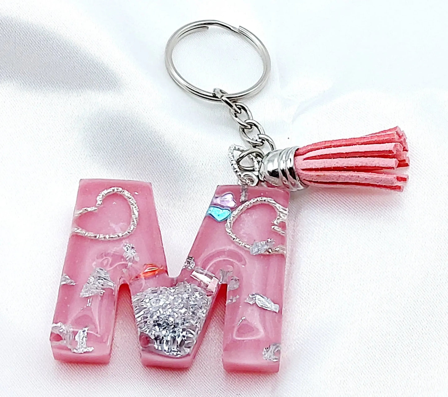 Porte-clés LETTRE M en résine. Rose et coeurs argentés PRETTY RESINE