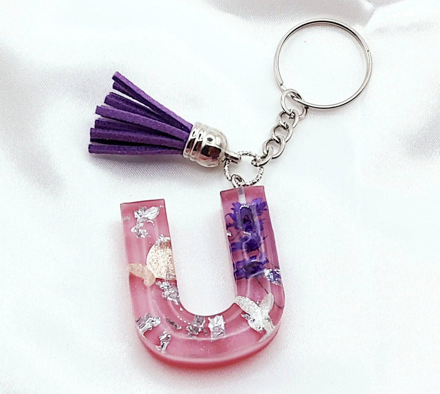 Porte-clés LETTRE U en résine époxy. Rose, fleurs bleues, papillons