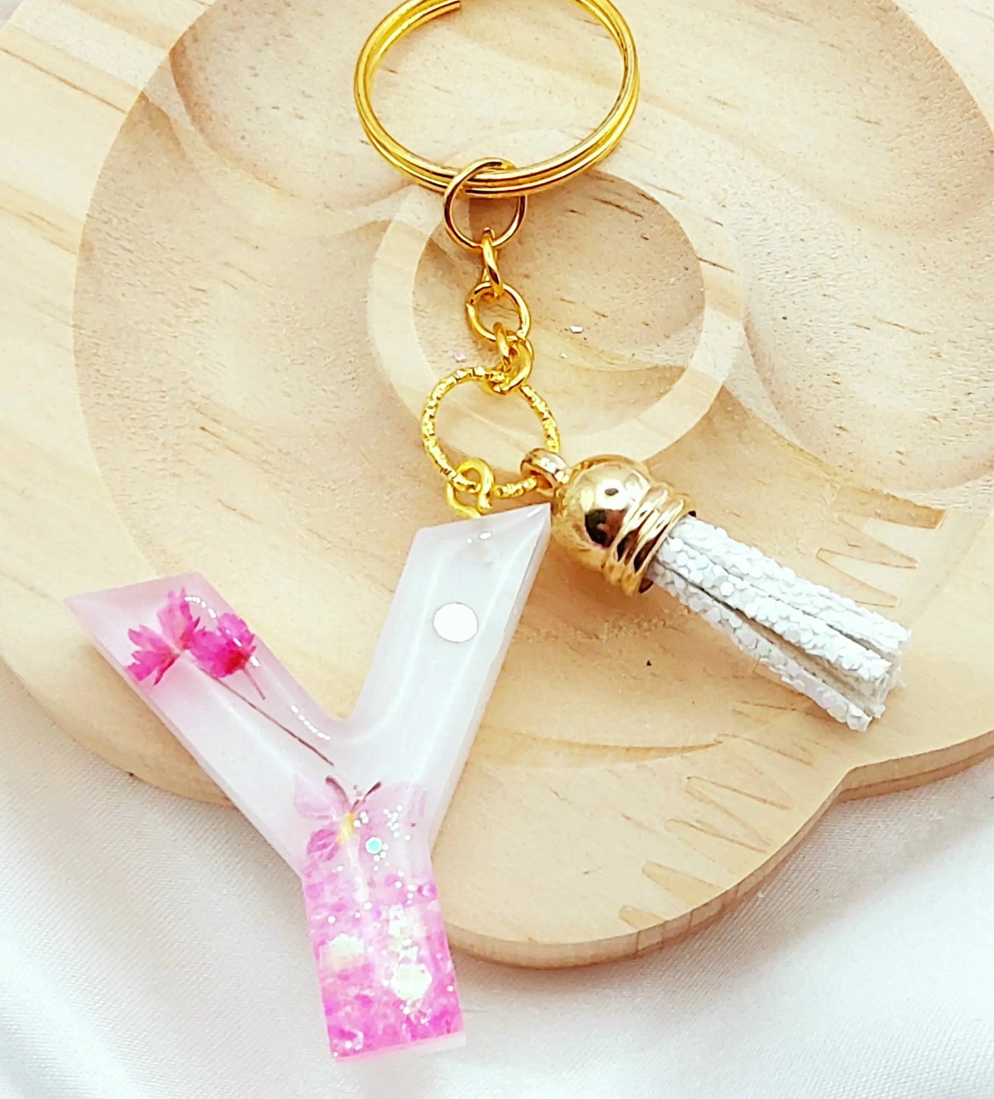 Porte-clés LETTRE Y en résine époxy. Blanc, fleurs et paillettes roses - PRETTY RESINE