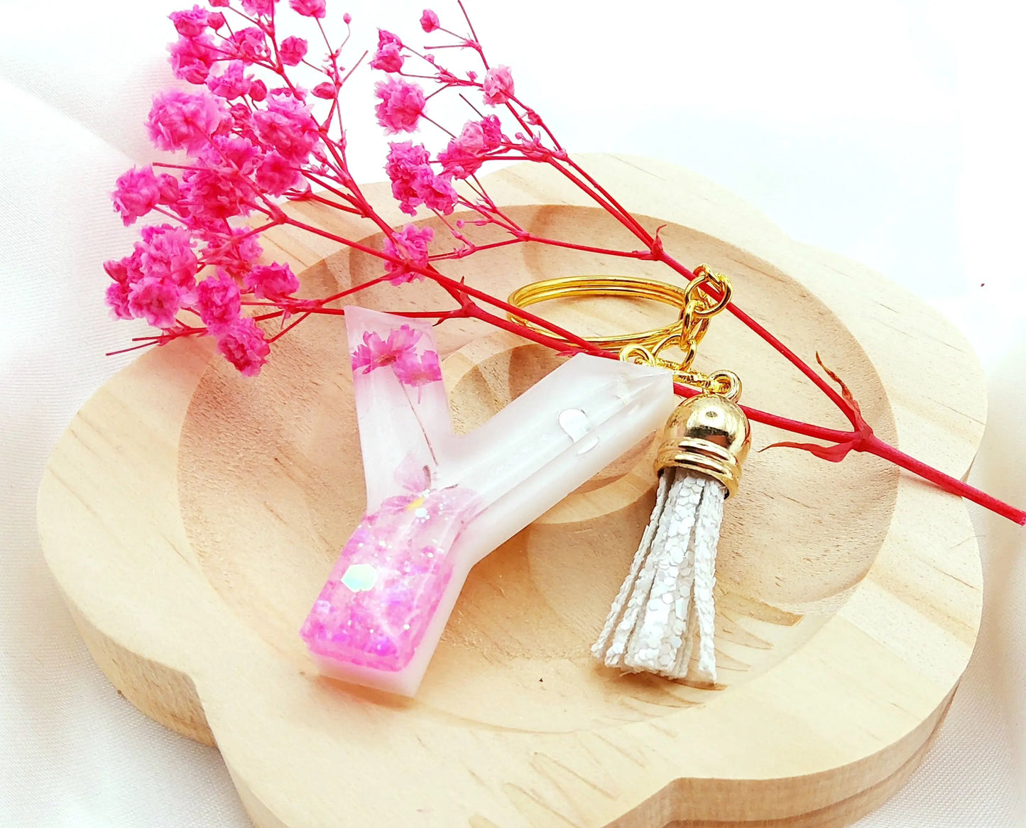 Porte-clés LETTRE Y en résine époxy. Blanc, fleurs et paillettes roses - PRETTY RESINE