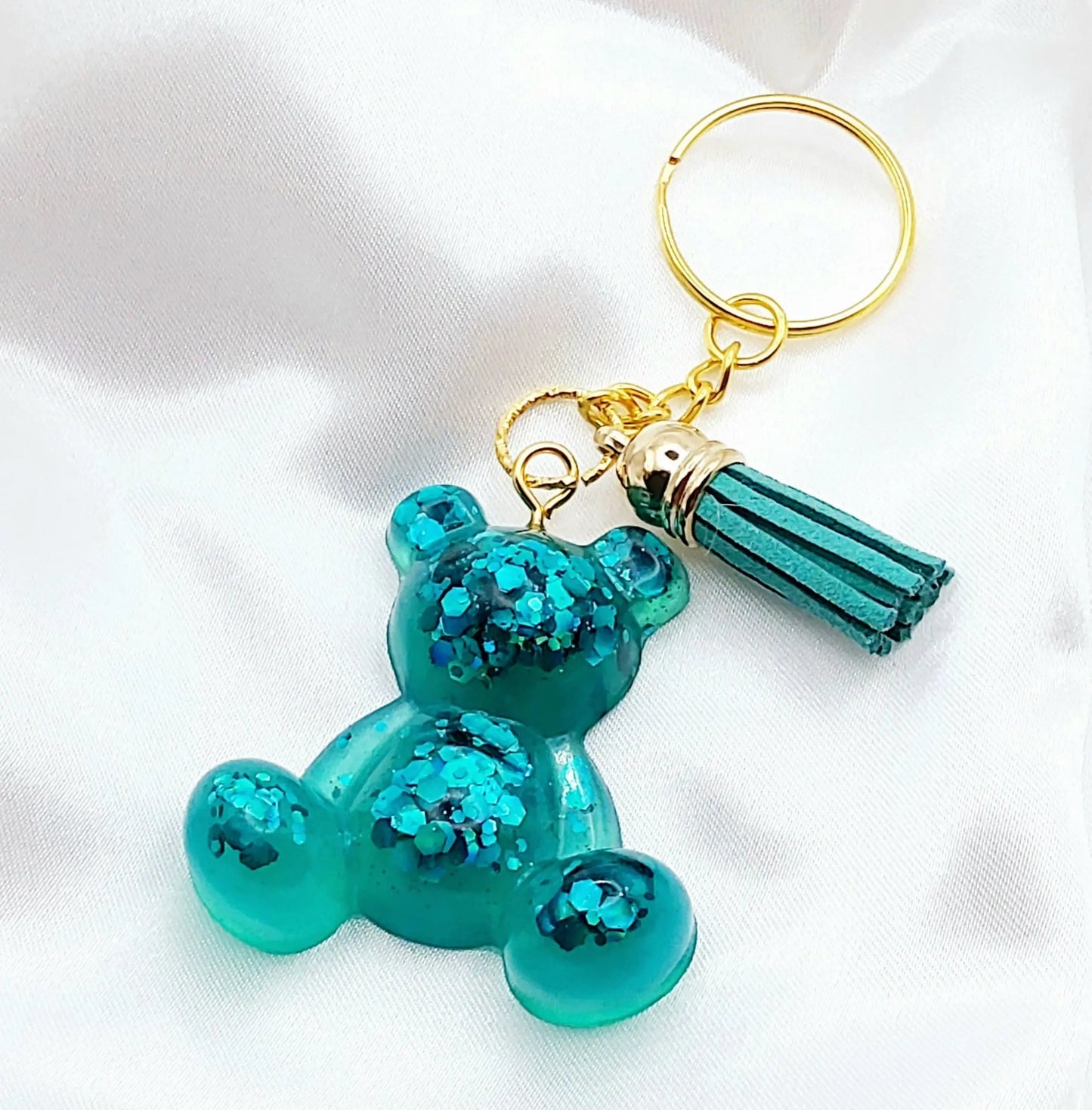 Porte-clés OURSON ASSIS en résine époxy. Vert avec paillettes. Anneau doré. Pompon gland vert - PRETTY RESINE