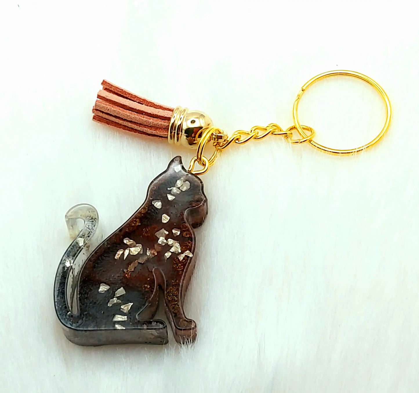 Porte-clés CHAT ASSIS en résine époxy. Marron et gris, pompon gland marron.