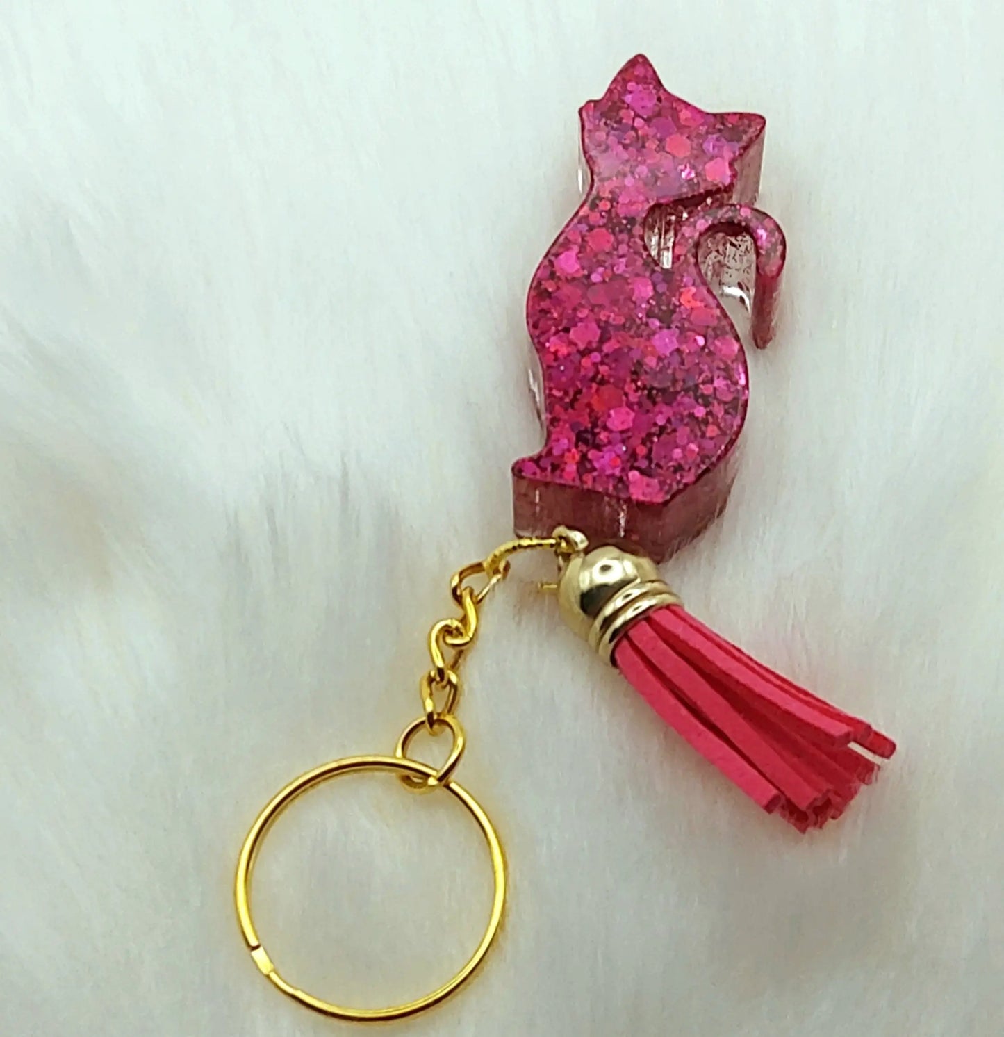 Porte-clés CHAT DEBOUT en résine. paillettes fuchsia
