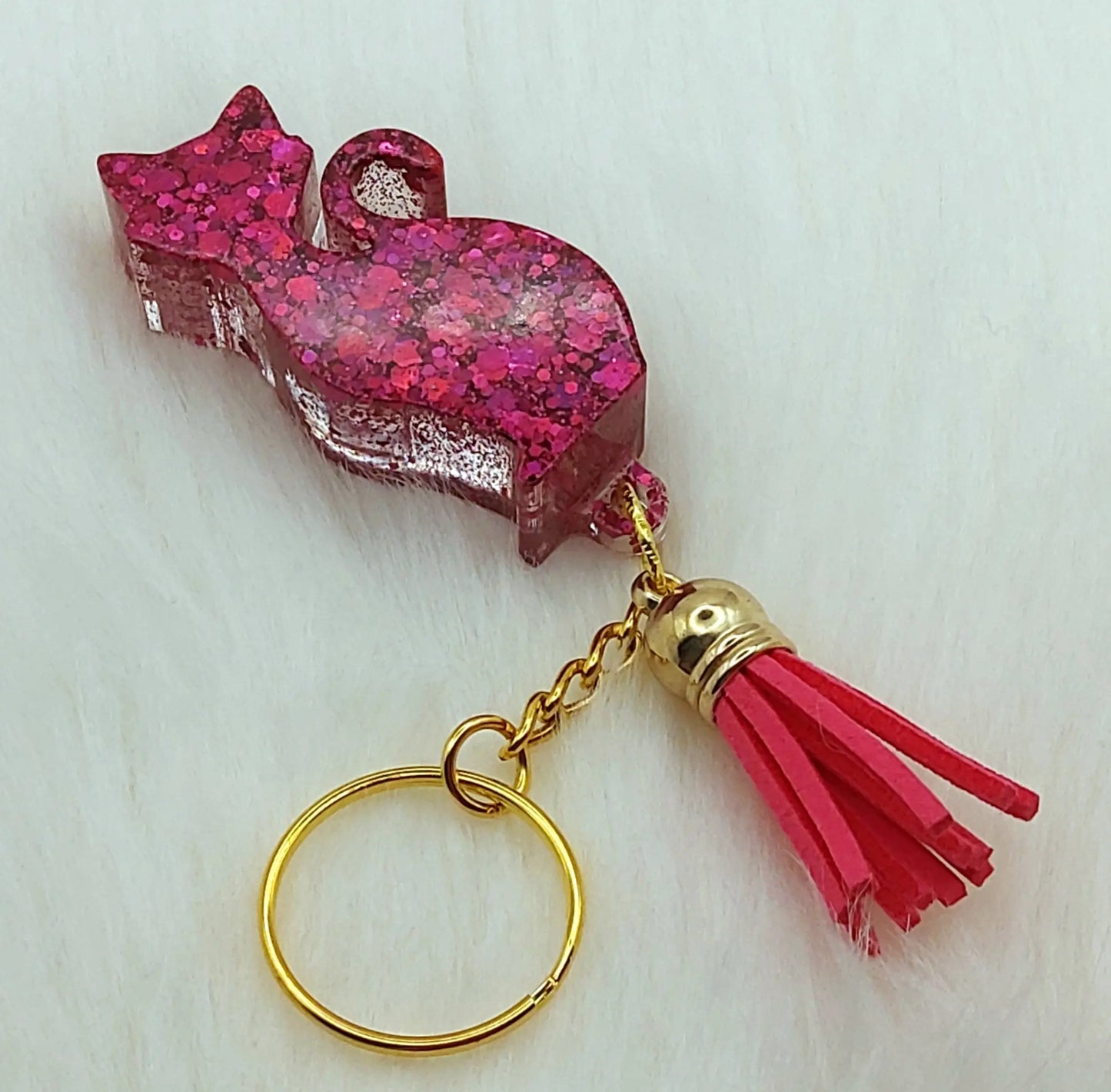 Porte-clés CHAT DEBOUT en résine époxy. Paillettes et pompon gland fuchsia.