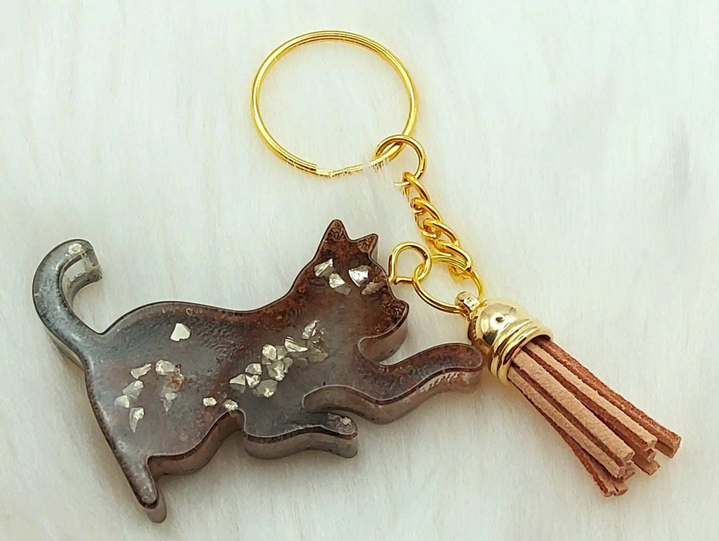 Porte-clés CHAT JOUEUR en résine. Marron et gris.