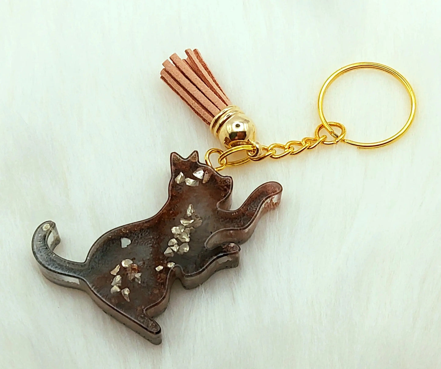 Porte-clés CHAT JOUEUR en résine. Marron et gris. Pompon gland marron clair.