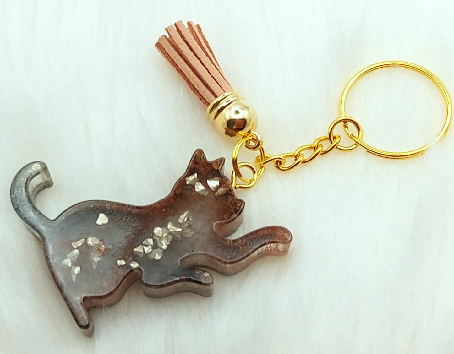 Porte-clés CHAT JOUEUR. Marron et gris.
