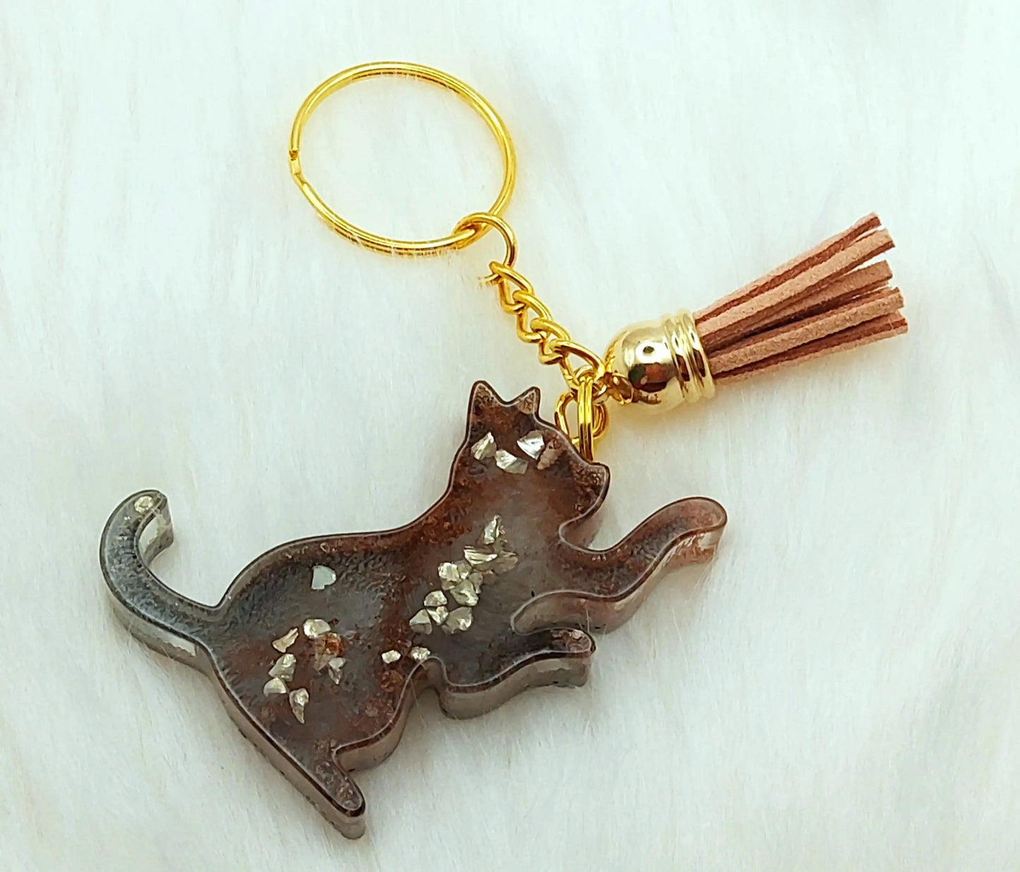 Porte-clés CHAT JOUEUR" en résine. Marron, gris et verre pilé doré.