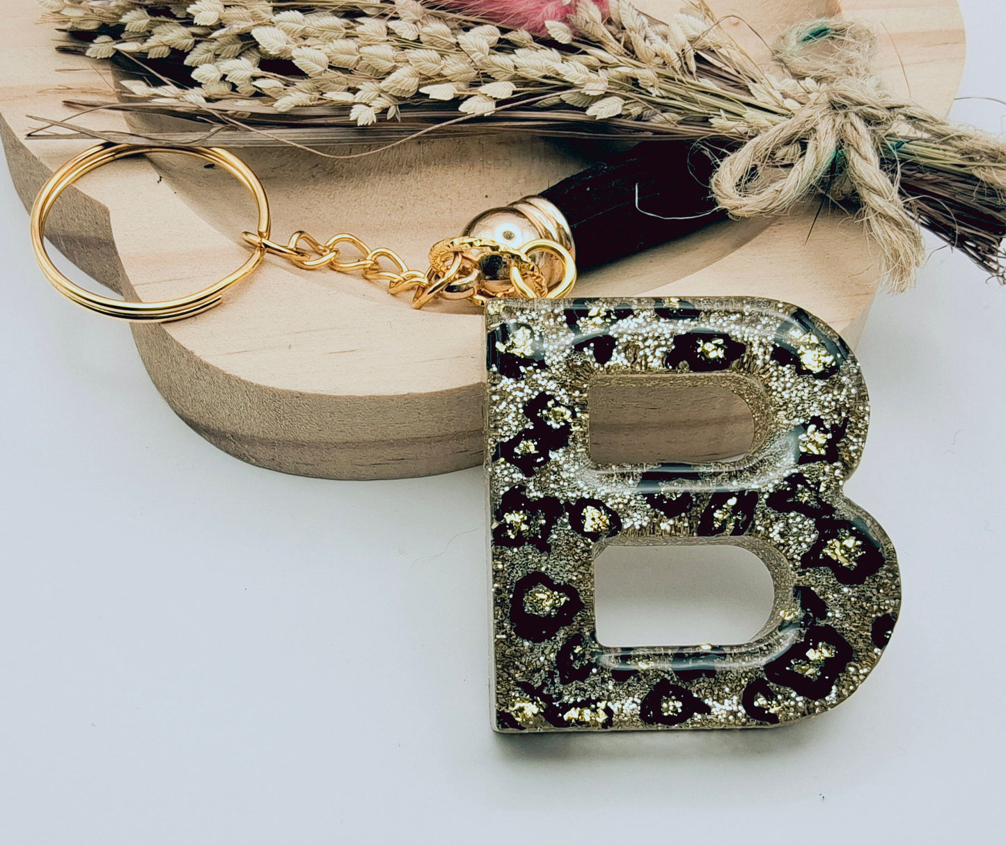 Porte-clés Lettre B en résine époxy. Motif léopard, feuille d'or - PRETTY RESINE
