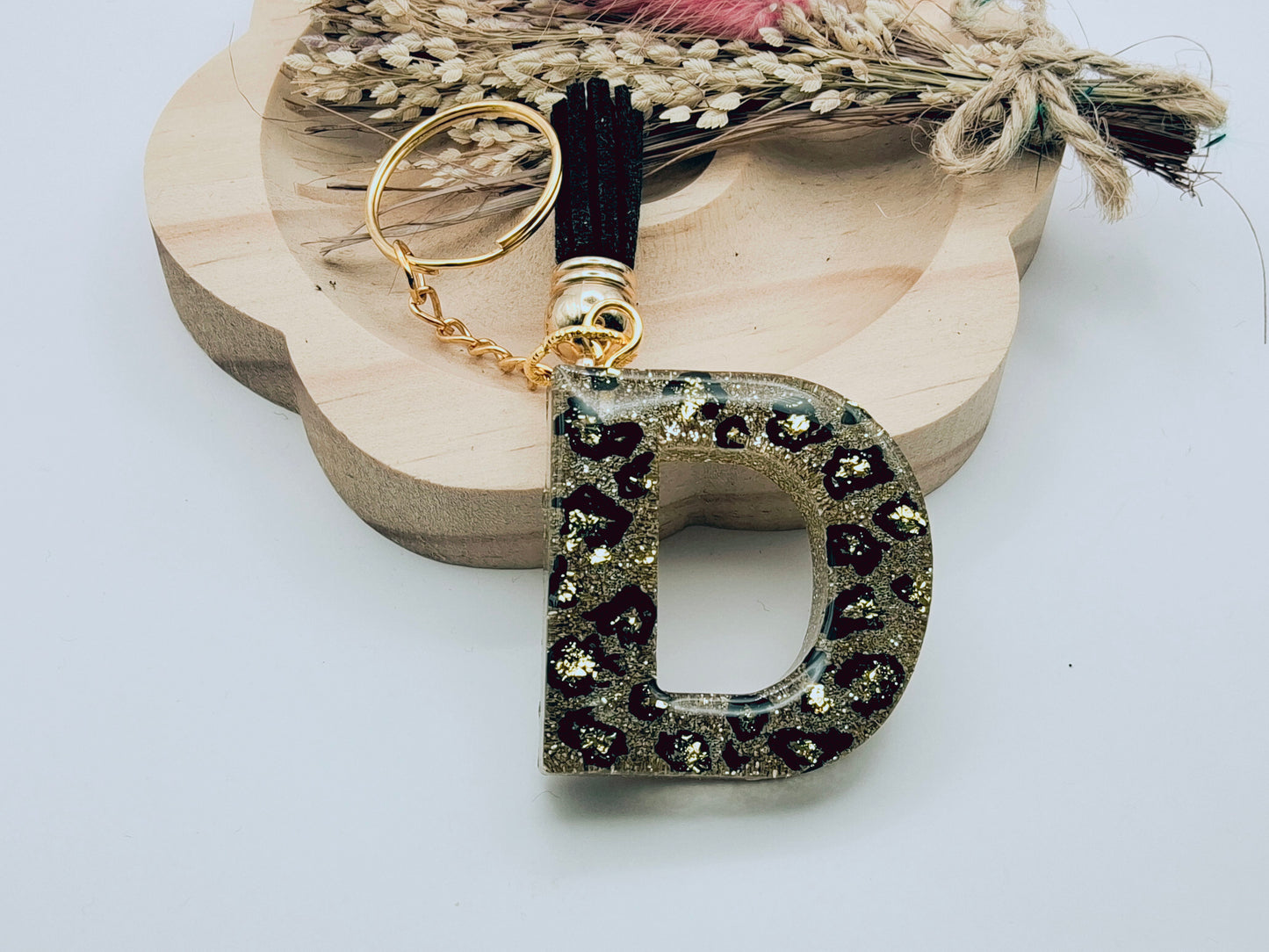 Porte-clés Lettre D en résine époxy. Motif léopard et feuille d'or - PRETTY RESINE