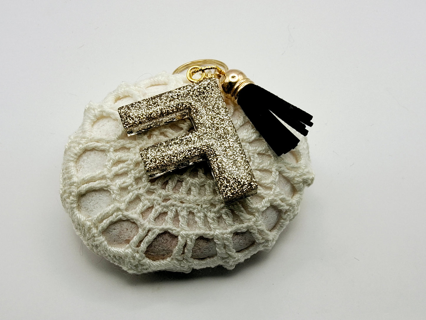 Porte-clés Lettre F en résine époxy. Motif léopard et feuille d'or. Envers - PRETTY RESINE