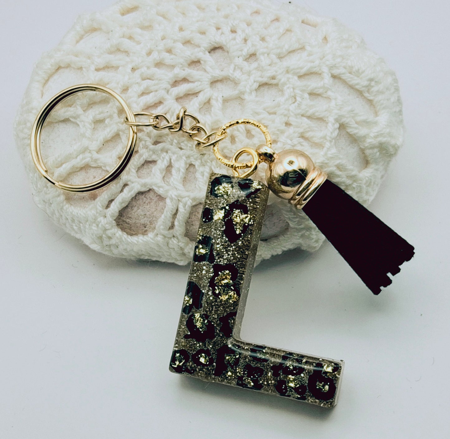 Porte-clés Lettre L en résine époxy. Motif léopard et feuille d'or - PRETTY RESINE