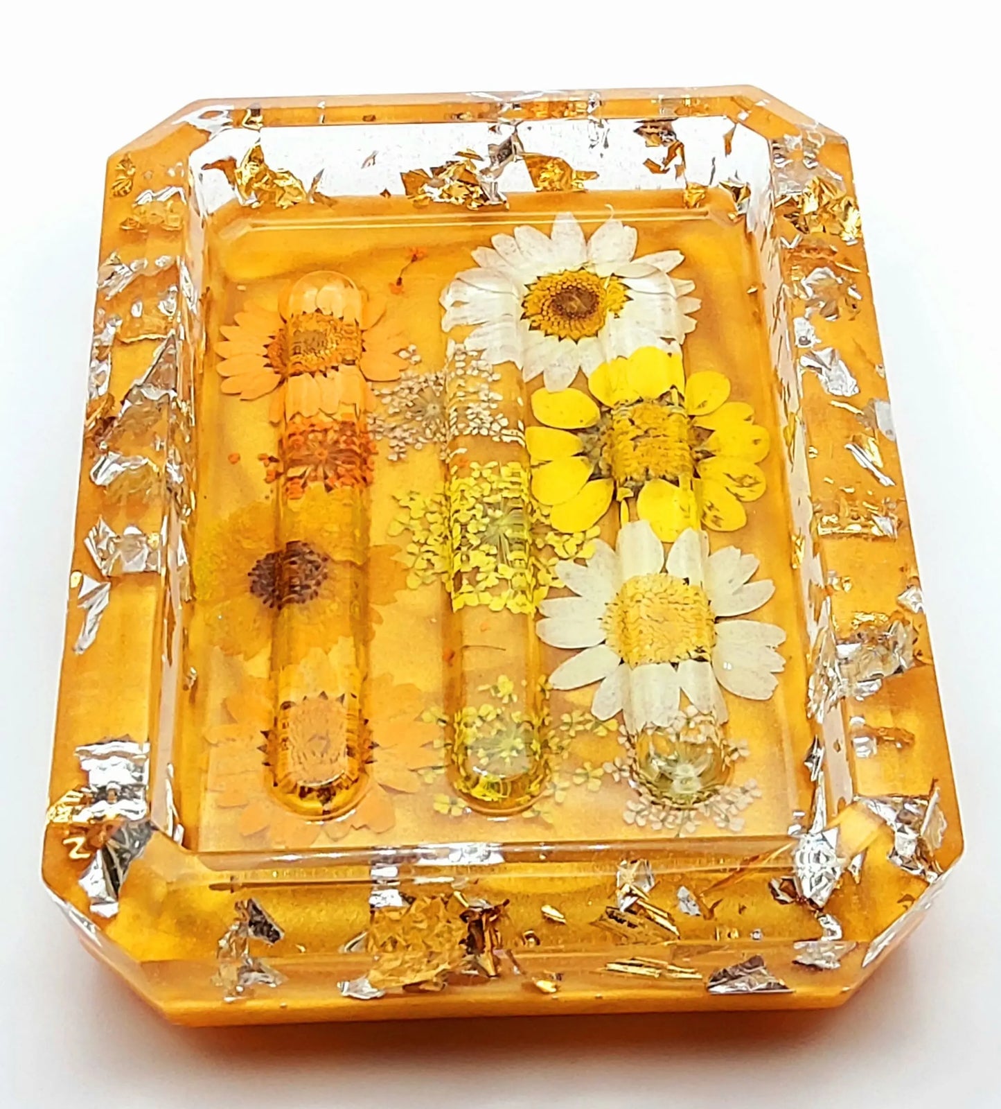 Porte-savon en résine époxy. Fleurs oranges et jaunes. Feuilles d'or et argent.