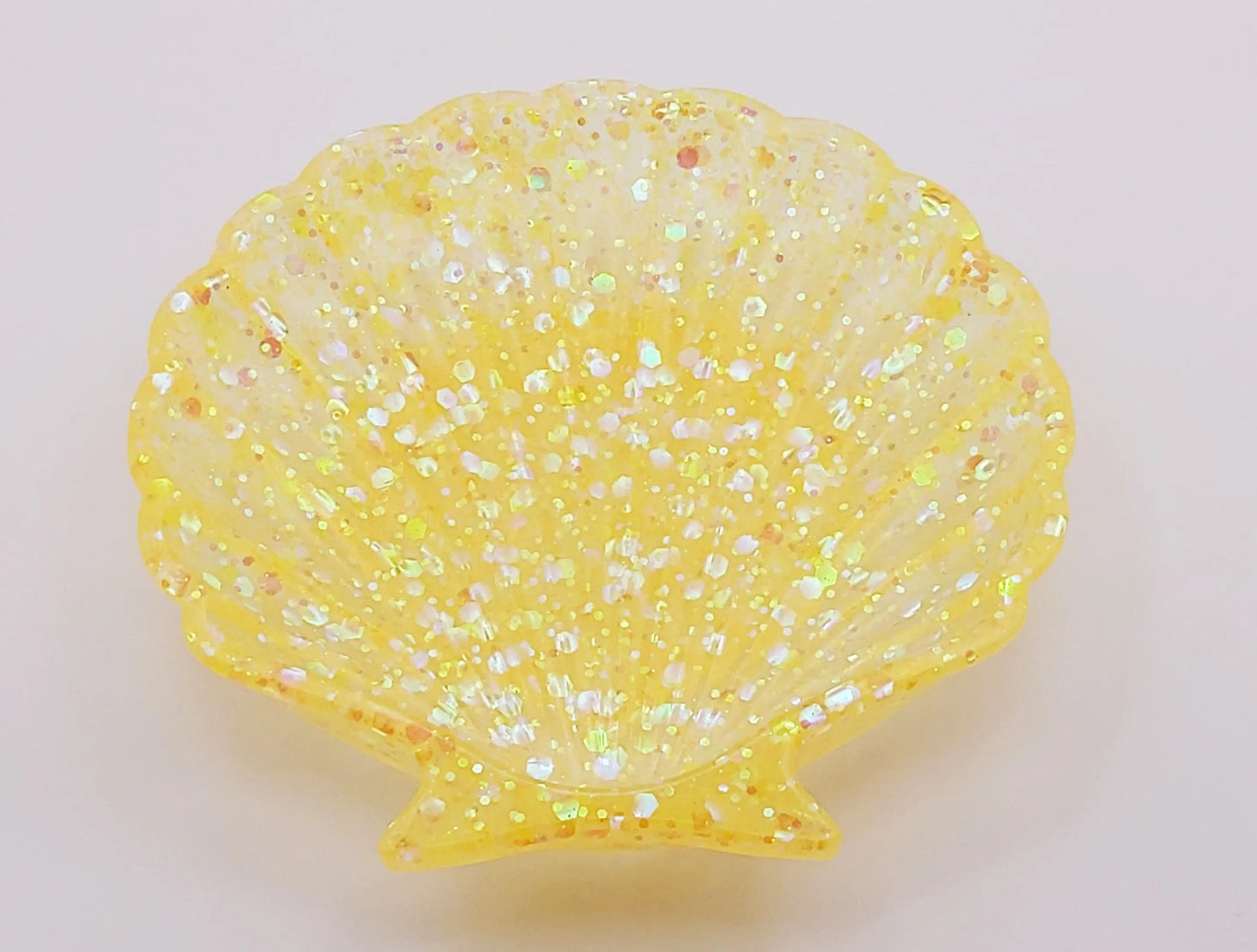 Porte-savon "Coquille" en résine époxy. Paillettes holographiques jaunes.