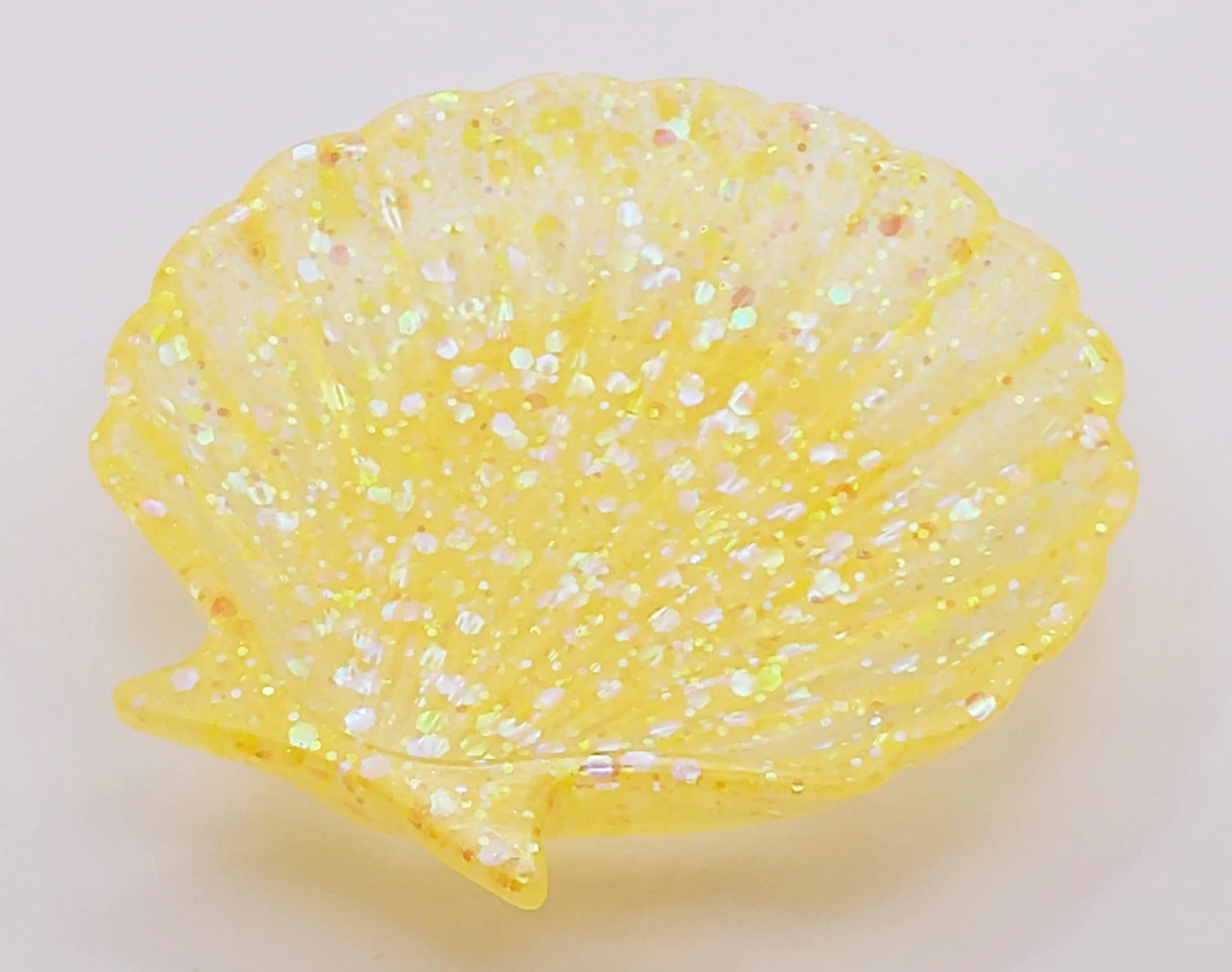 Porte-savon "Coquille" en résine époxy. Paillettes holographiques jaunes.