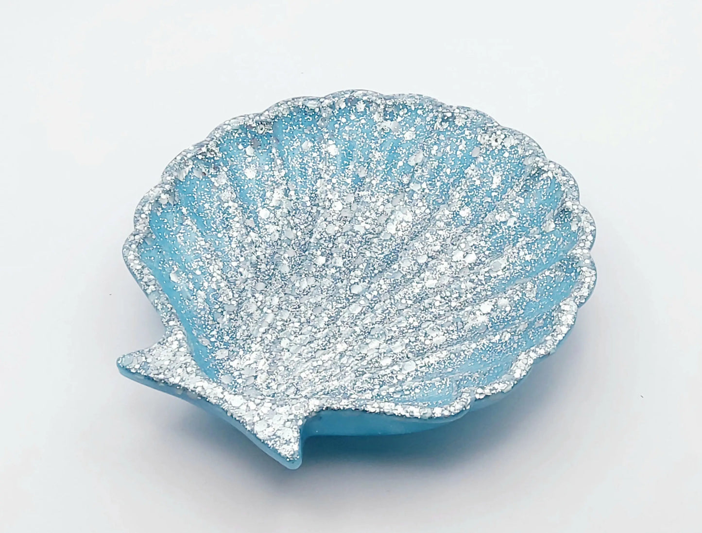 Porte-savon Coquille en résine époxy, bleu et paillettes argentées.