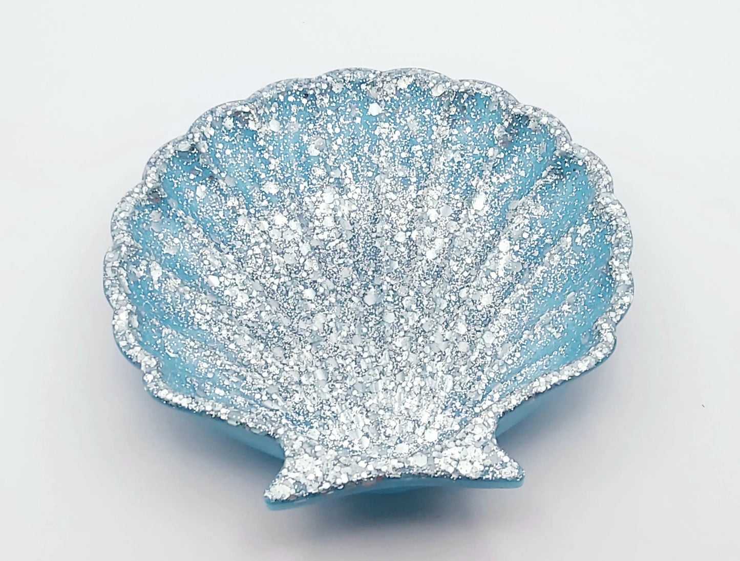Porte-savon Coquille en résine époxy, bleu et paillettes argentées.