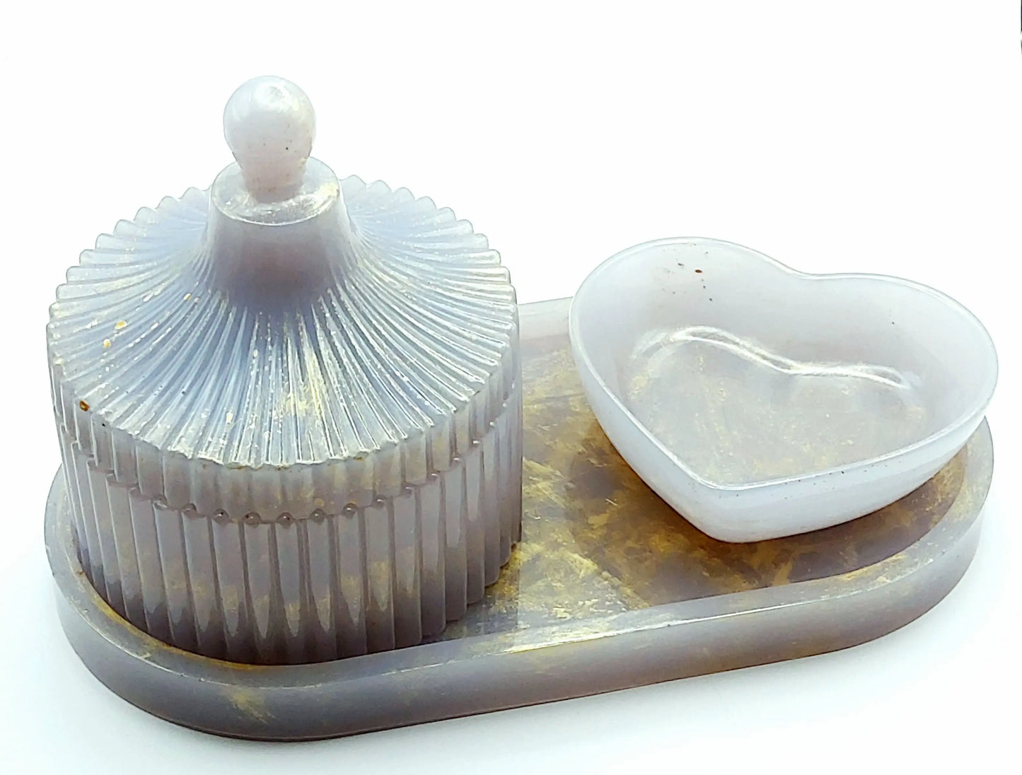 Set de rangement décoratif en résine époxy, gris et or. Composé d'un vide-poches ovale, une coupelle "Coeur" et une Boîte "Orient".