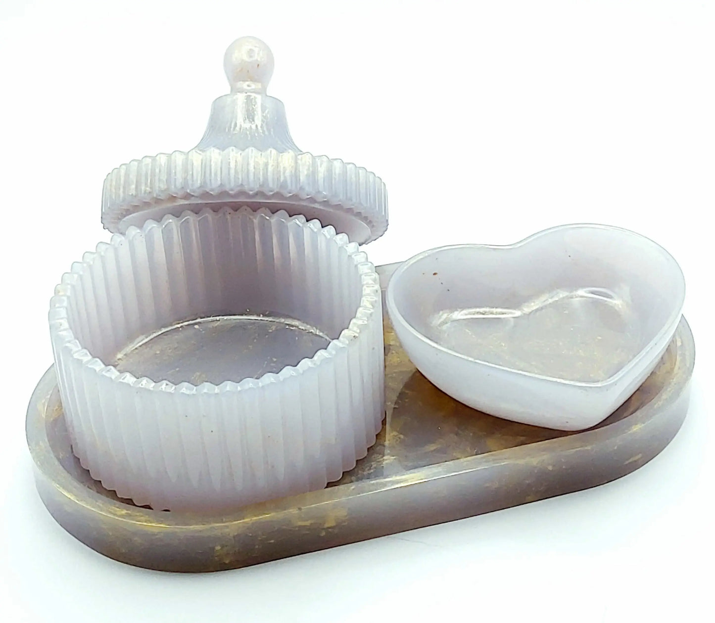 Set de rangement décoratif en résine époxy, gris et or. Composé d'un vide-poches ovale, une coupelle "Coeur" et une Boîte "Orient".