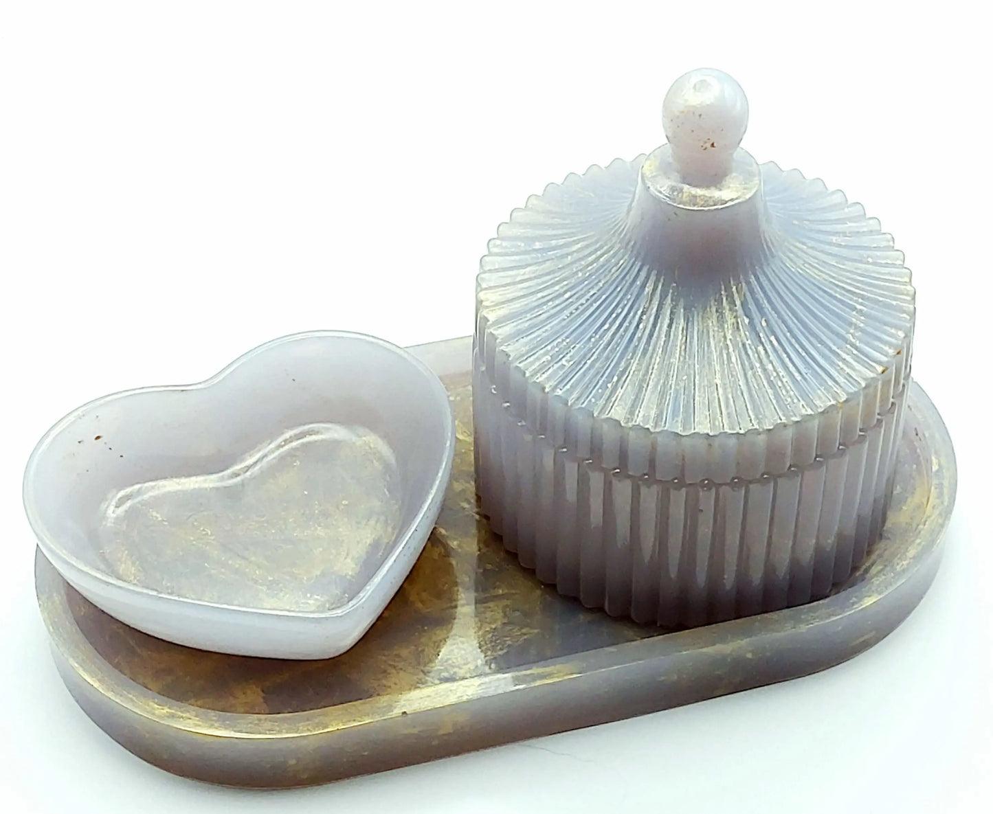 Set de rangement décoratif en résine époxy, gris et or. Composé d'un vide-poches ovale, une coupelle "Coeur" et une Boîte "Orient".