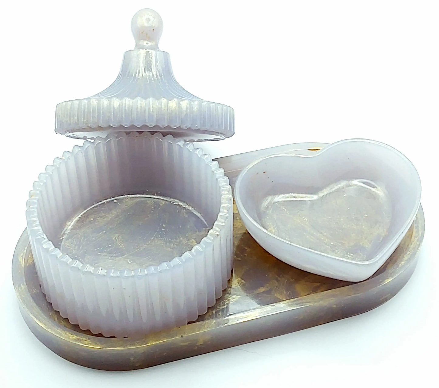 Set de rangement décoratif en résine époxy, gris et or. Composé d'un vide-poches ovale, une coupelle "Coeur" et une Boîte "Orient".
