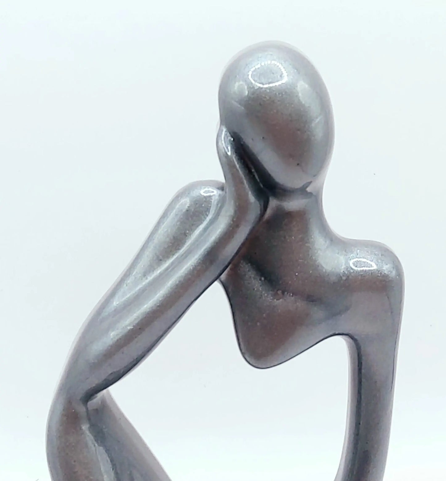 Statuette Le Penseur - gris argenté - Gros plan - PRETTY RESINE