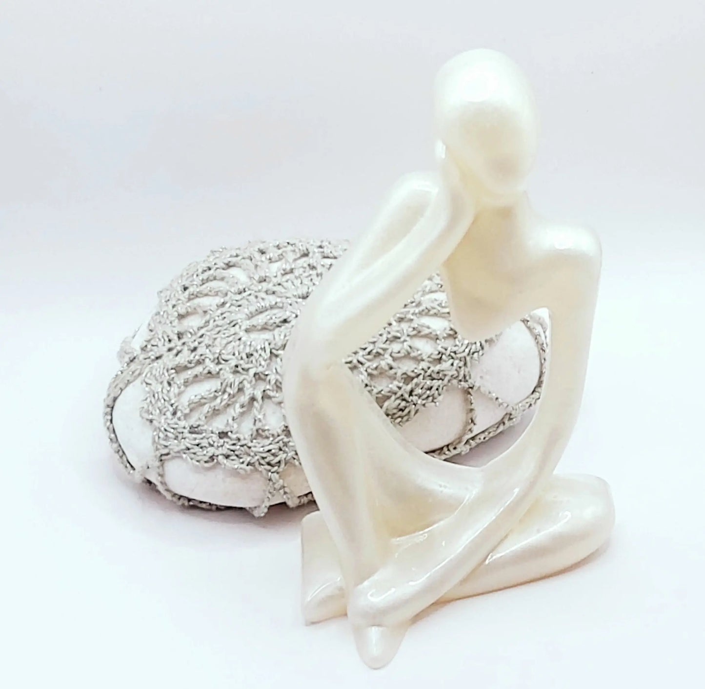Statuette Le Penseur "De la main droite" - Blanc nacré - PRETTY RESINE