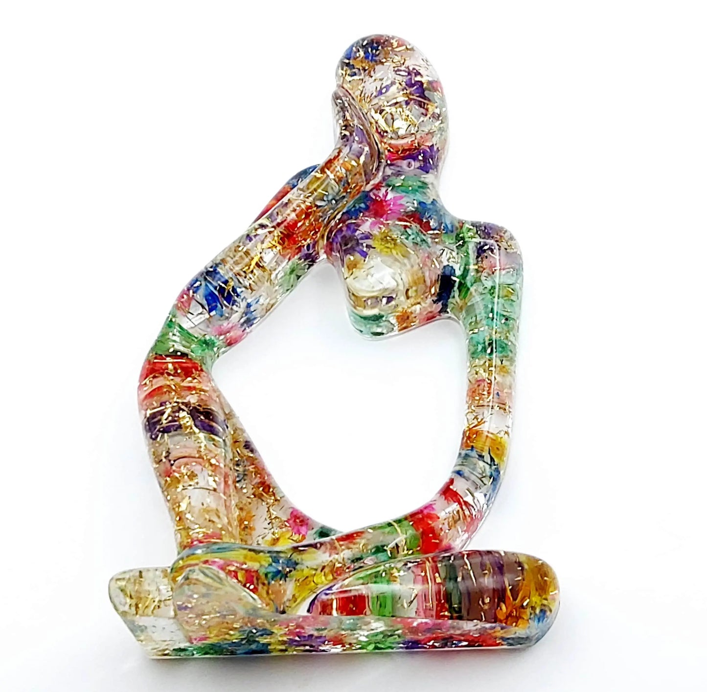 Statuette Le Penseur "De la main droite" en résine époxy, fleurs séchées multicolores, paillettes dorées. Couchée.