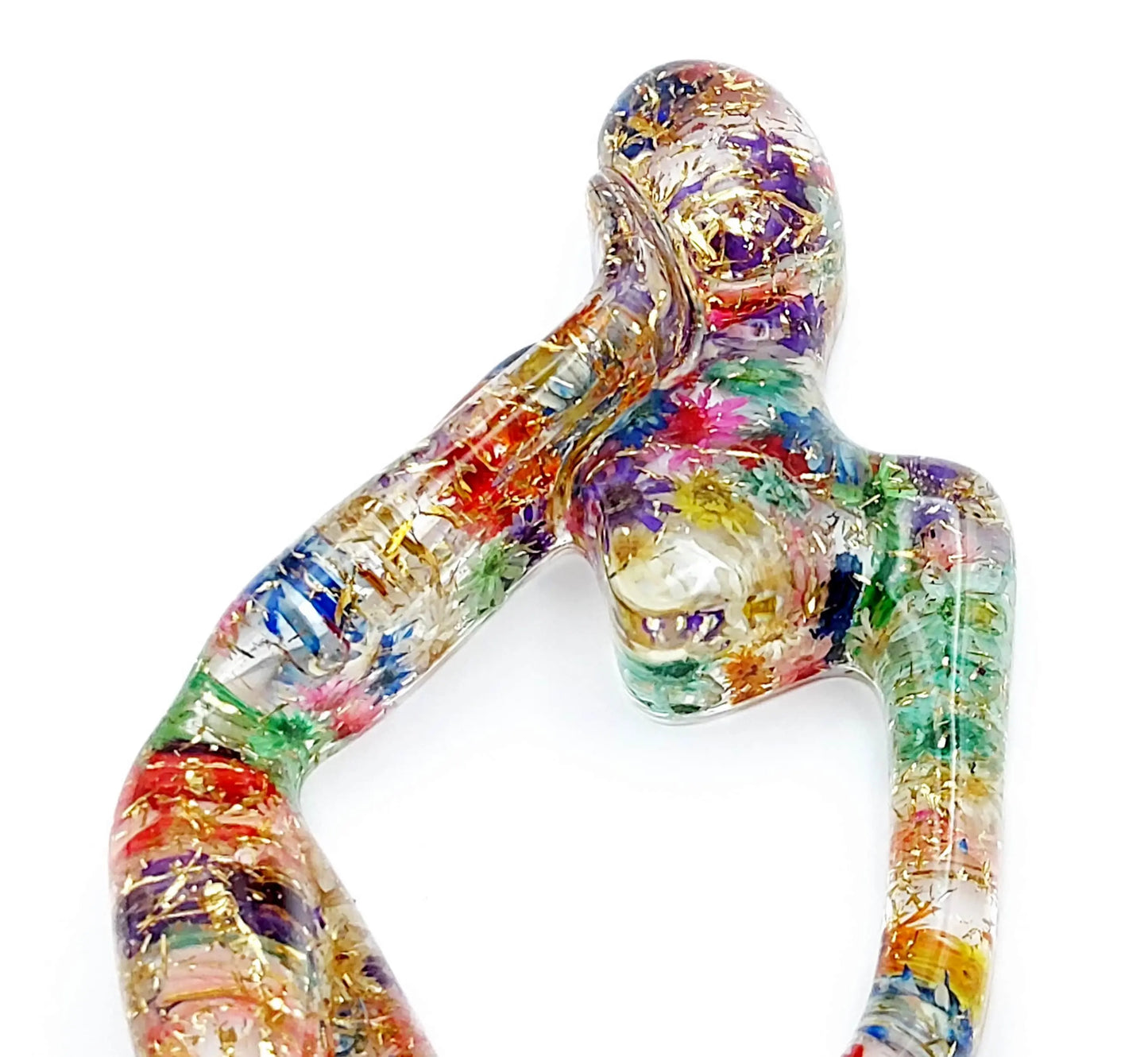 Statuette Le Penseur "De la main droite" en résine époxy, fleurs séchées multicolores, paillettes dorées. Gros plan.