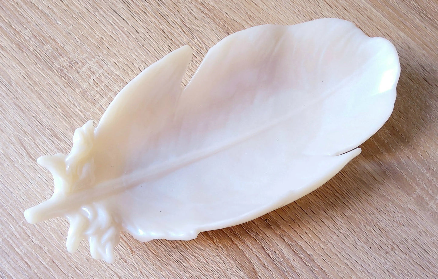 Vide-poches GRANDE PLUME en résine époxy. Blanc nacré - PRETTY RESINE