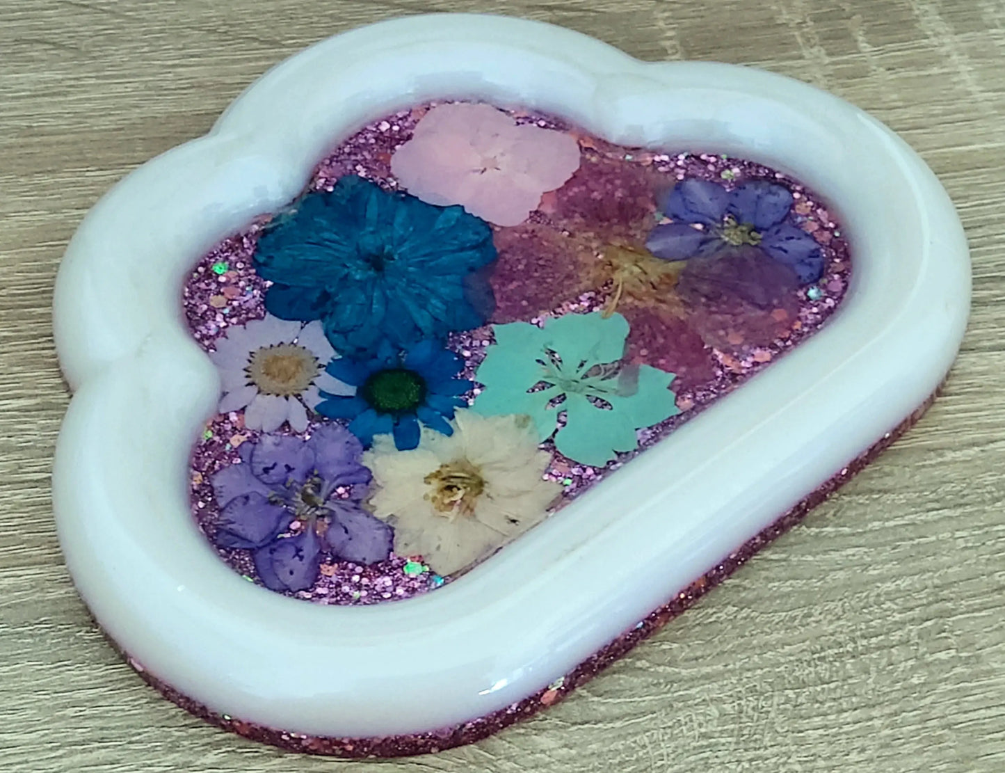 Vide-poches NUAGE en résine époxy. Blanc nacré, paillettes mauves et fleurs séchées multicolores - PRETTY RESINE