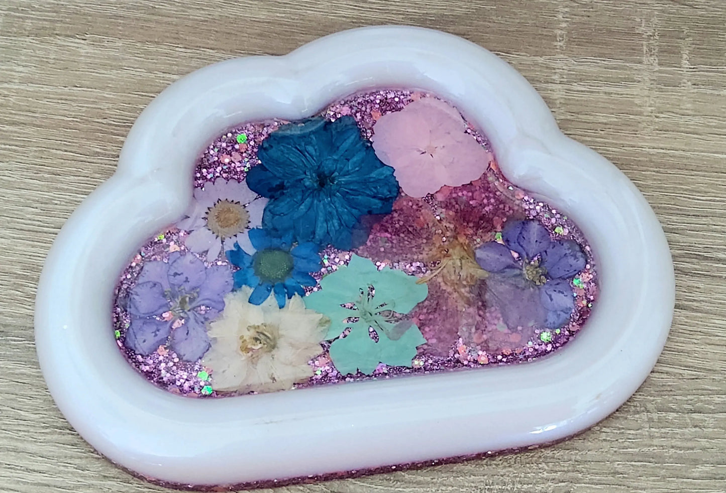 Vide-poches NUAGE en résine époxy. Blanc nacré, paillettes mauves et fleurs séchées multicolores - PRETTY RESINE