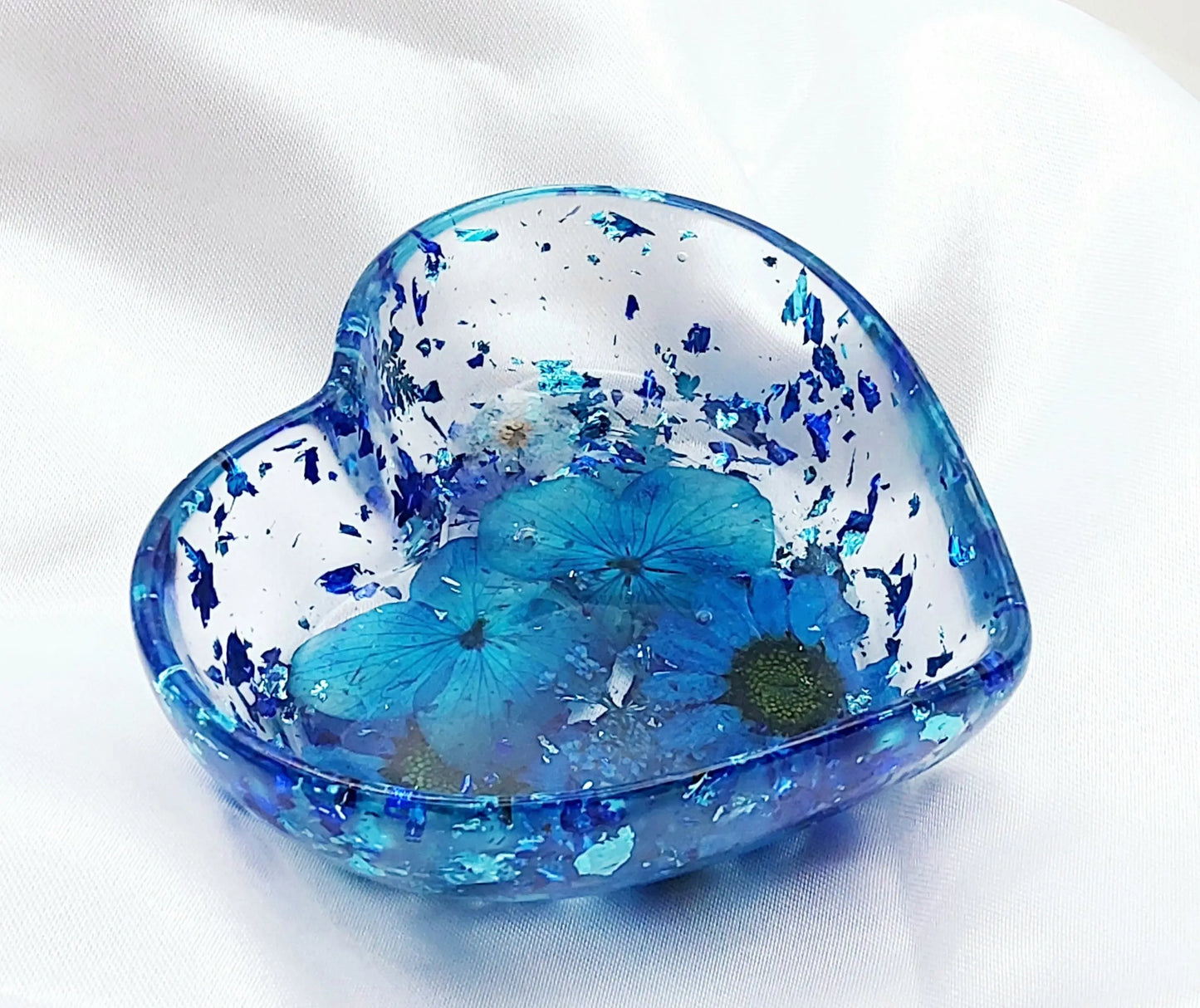 Vide-poches PETIT COEUR en résine époxy. Fleurs bleues et turquoise. PRETTY RESINE