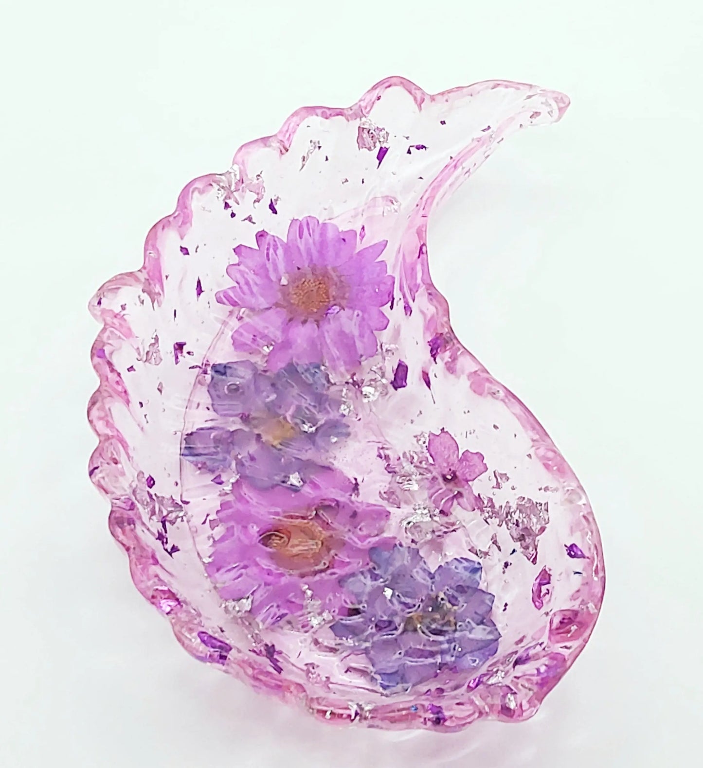 Vide-poches Aile d'Ange en résine époxy. Fleurs violettes et feuille d'argent.