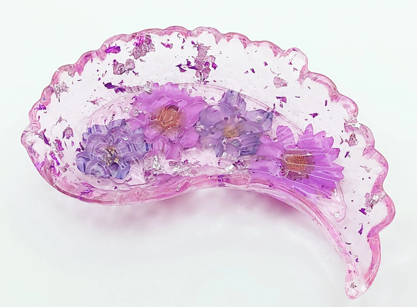 Vide-poches Aile d'Ange en résine époxy. Fleurs violettes et feuille d'argent.