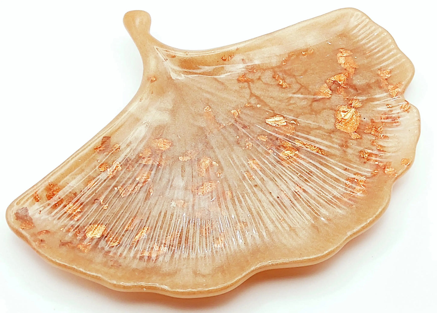 Vide-poches "Feuille de Ginkgo" en résine époxy. Marron clair et feuille de cuivre.