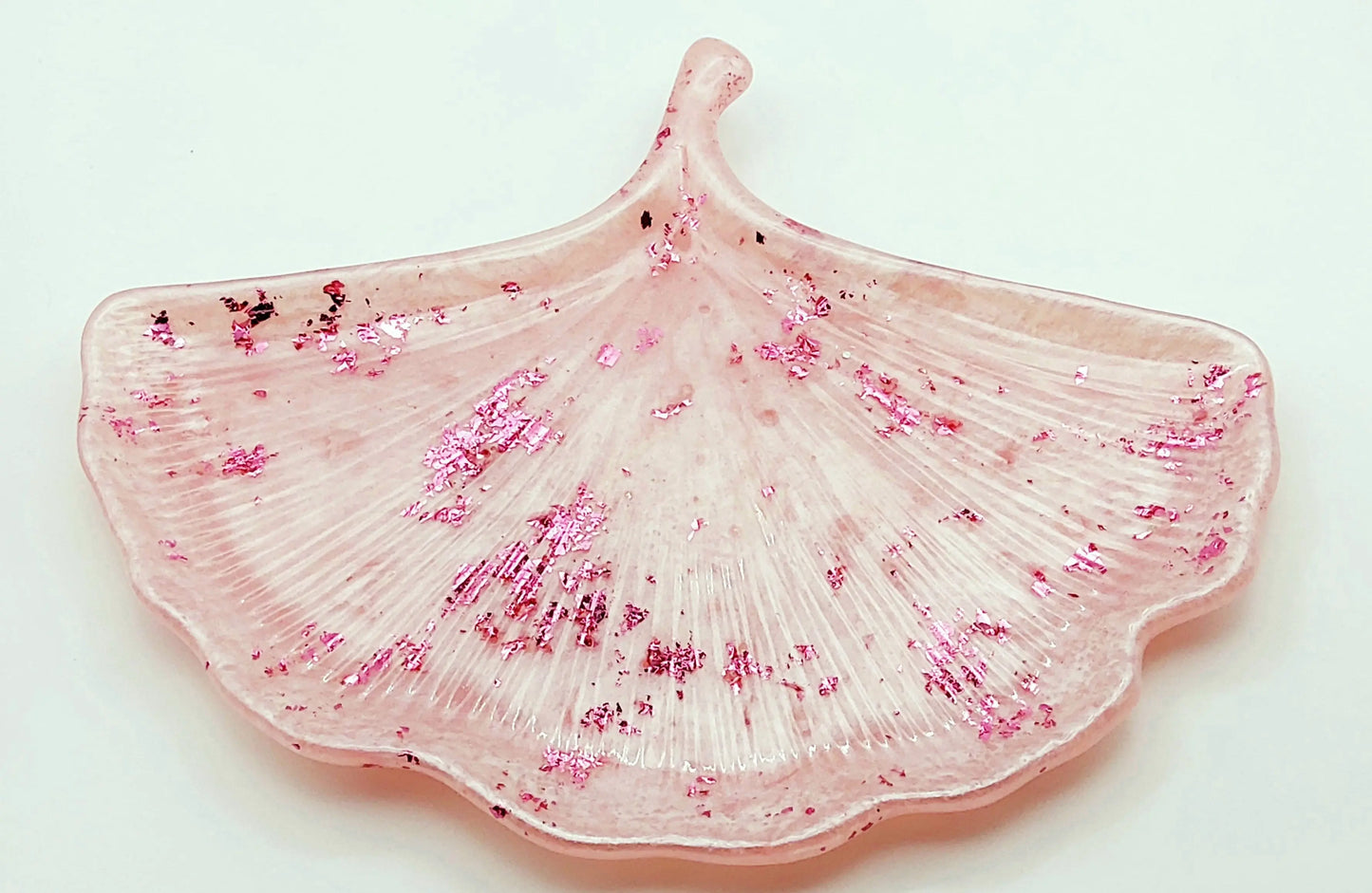 Vide-poches "Feuille de Ginkgo" en résine époxy. Rose et feuille d'alu fuchsia .