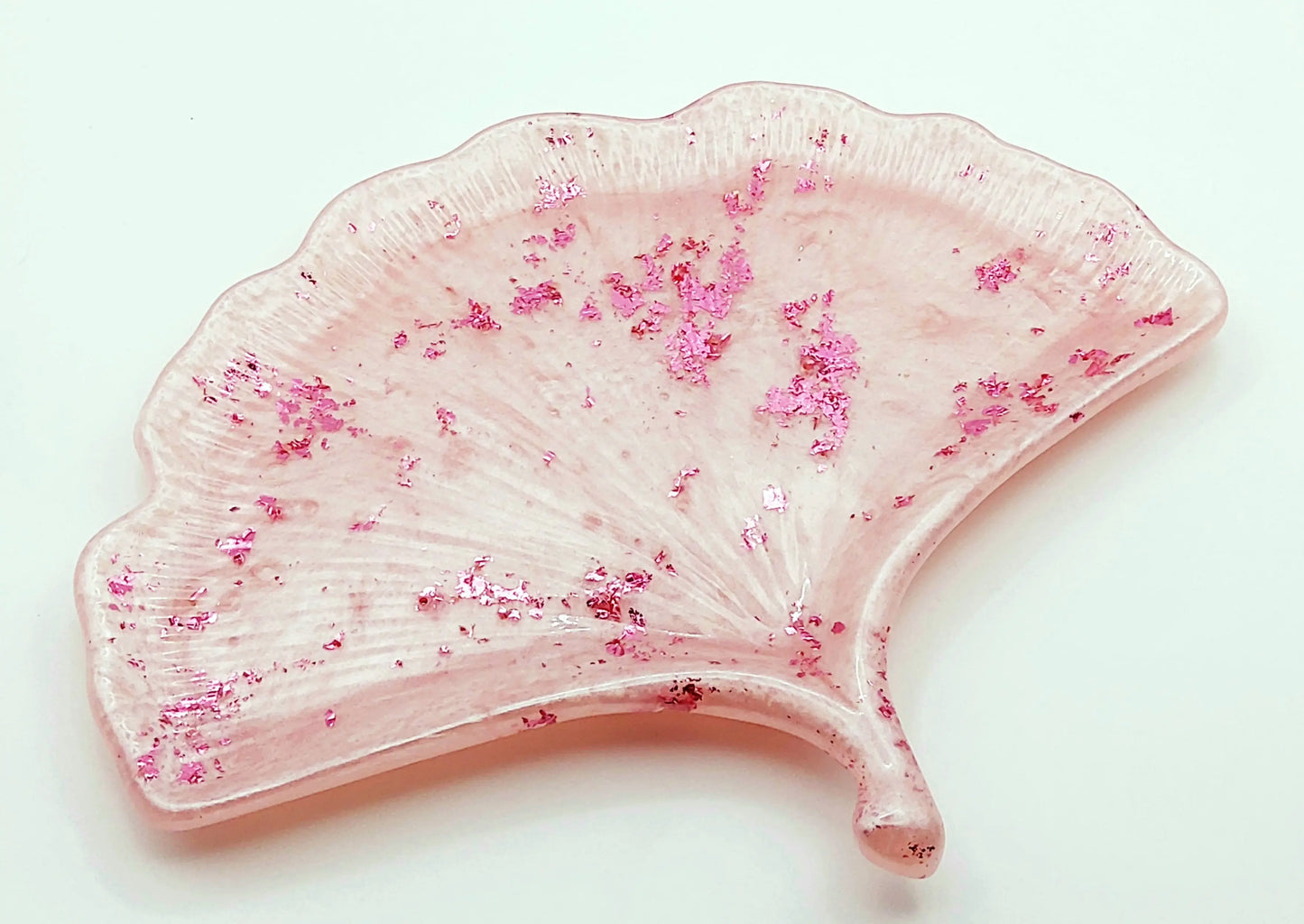 Vide-poches "Feuille de Ginkgo" en résine époxy. Rose et feuille d'alu fuchsia .