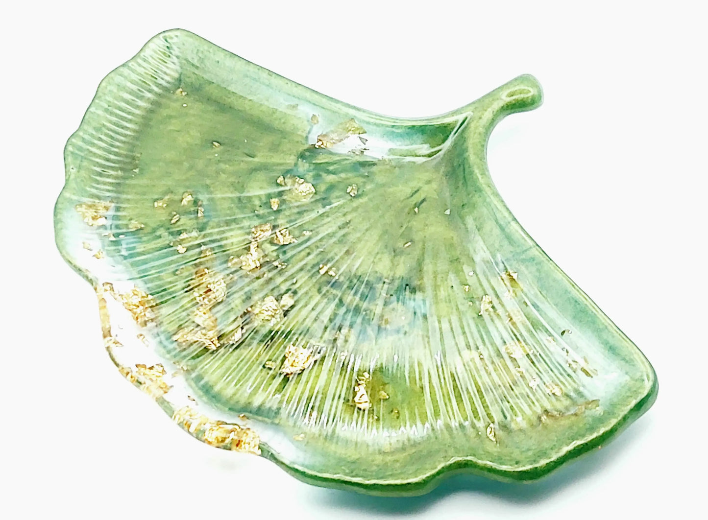 Vide-poches "Feuille de Ginkgo" en résine époxy. Vert olive et feuille d'or.