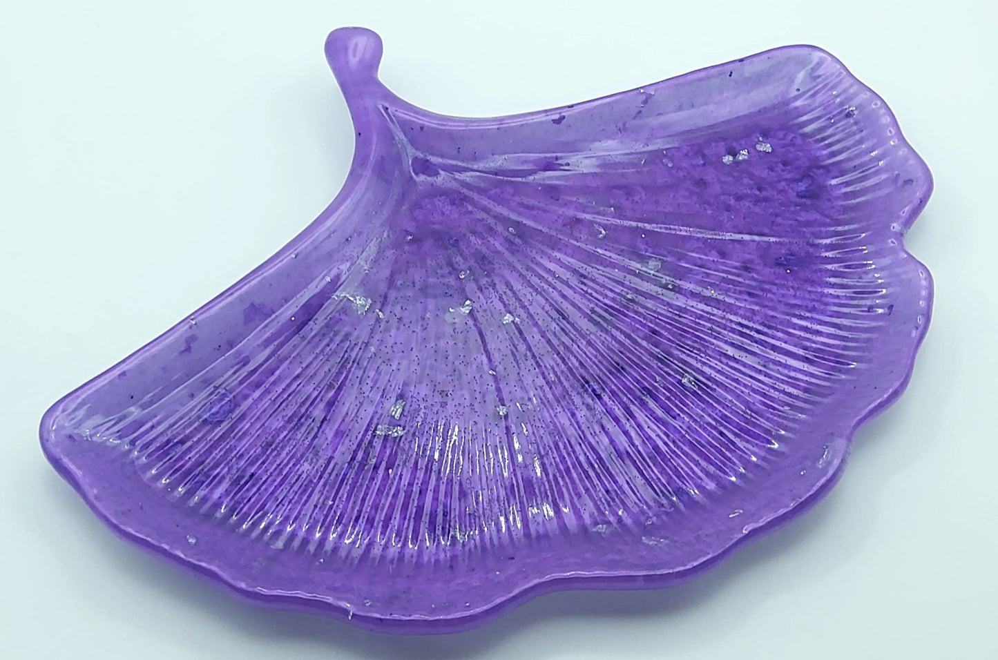 Vide-poches "Feuille de Ginkgo" en résine époxy. Violet et feuille d'argent.