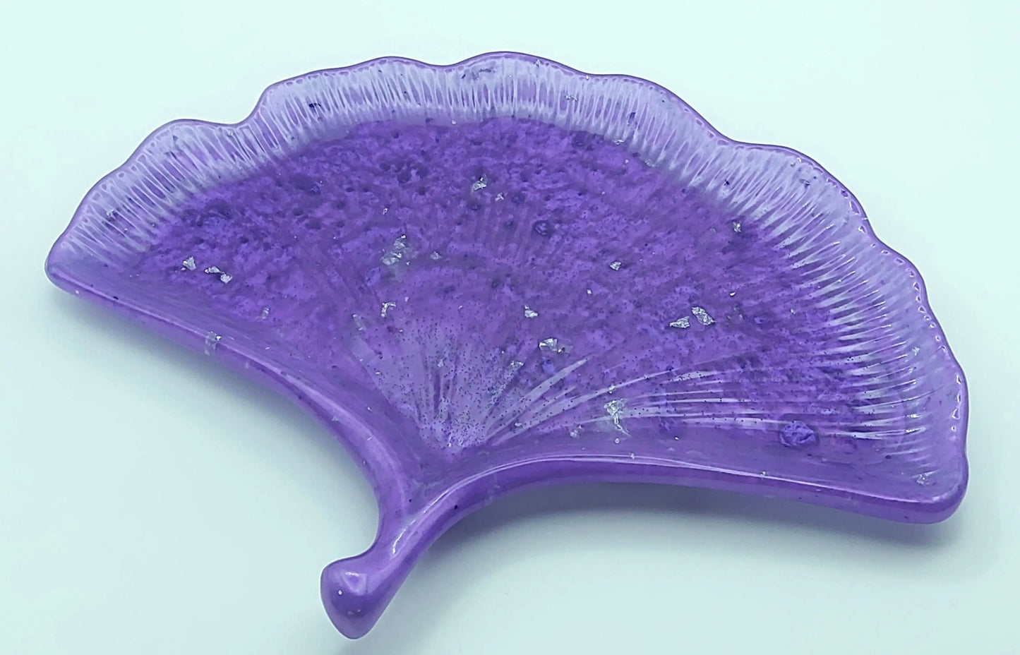 Vide-poches "Feuille de Ginkgo" en résine époxy. Violet et feuille d'argent.